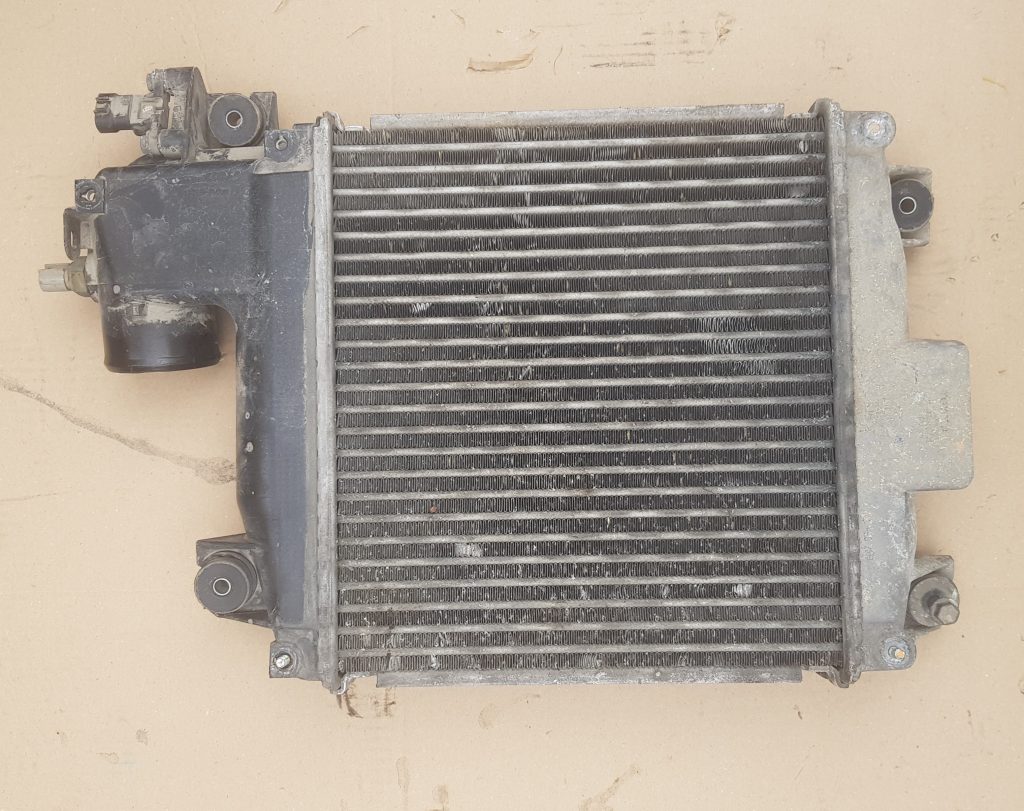 Interkūleris priekš TOYOTA HILUX 2009