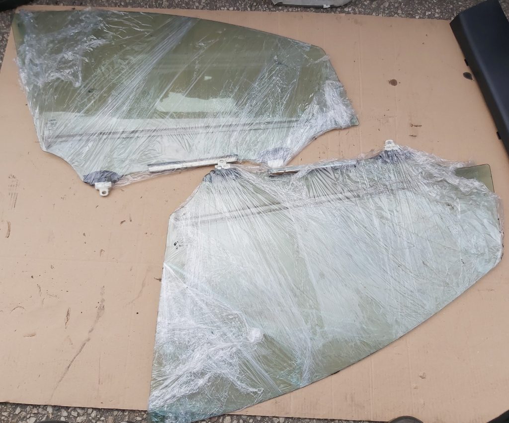 Priekšējo labo durvju stikls priekš TOYOTA COROLLA VERSO 2009