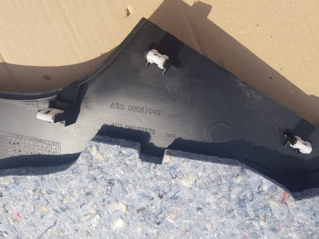 Centrālās konsoles (apdares) sānu panelis priekš CITROEN C4 2018 2 Centrālās konsoles (apdares) sānu panelis priekš CITROEN C4 2018