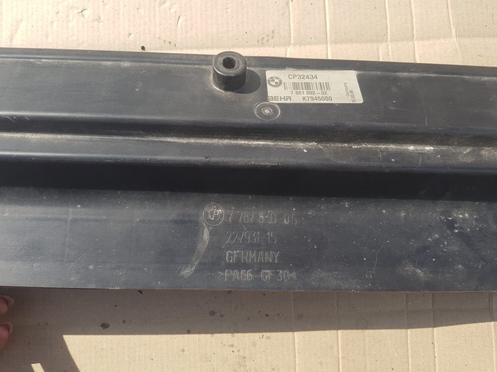 Radiatora kronšteins priekš BMW 530D E61 2006 TOURING TITANSILVER 2 Radiatora kronšteins priekš BMW 530D E61 2006 TOURING TITANSILVER