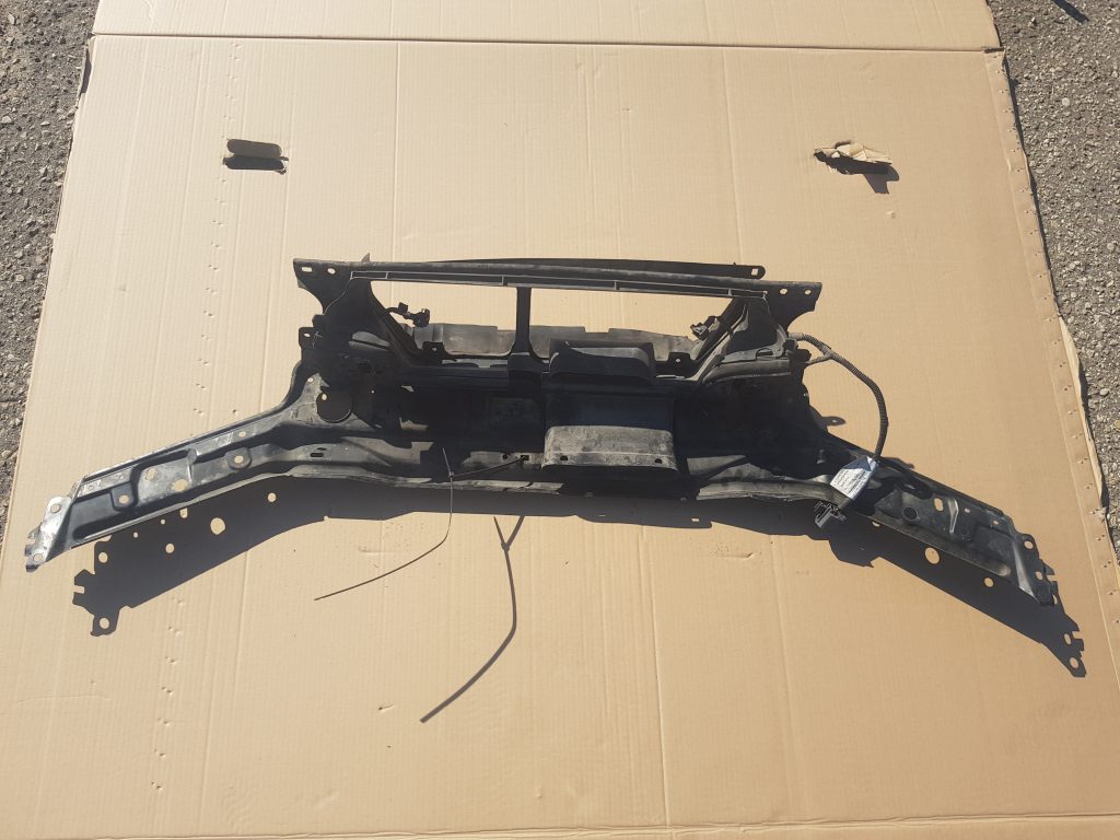 Priekšējā radiatora rāmja augšēja daļa priekš VOLVO V70 2003 GREY