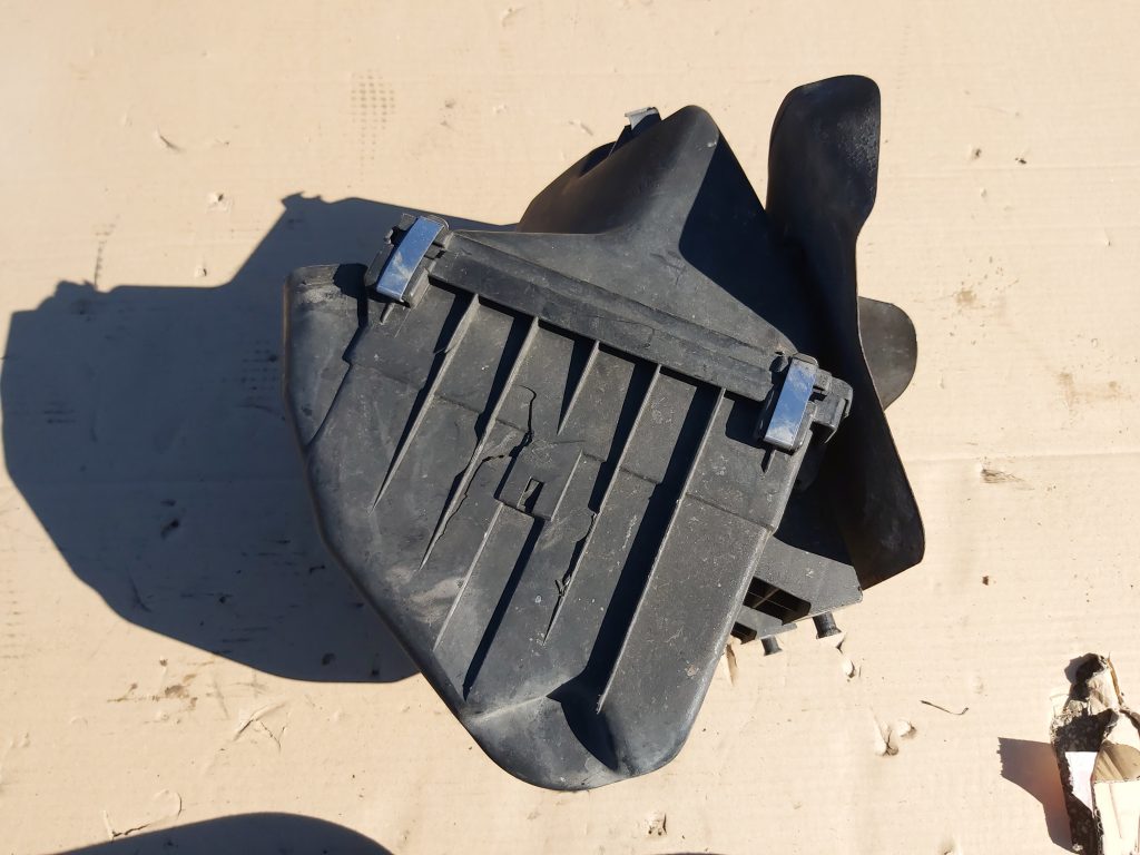 Gaisa filtra korpuss priekš AUDI A4 1996 1 Gaisa filtra korpuss priekš AUDI A4 1996