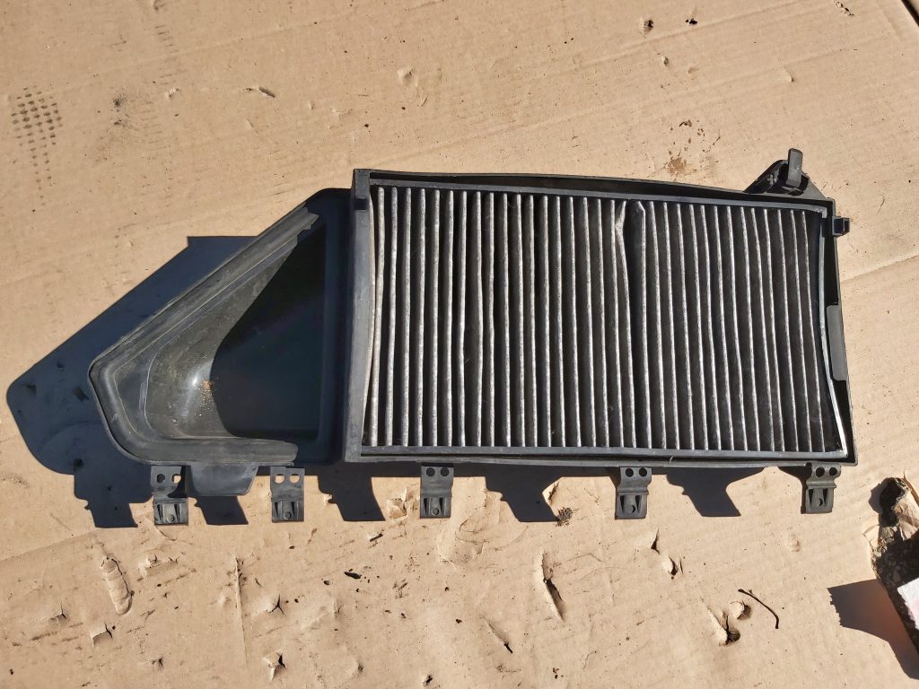 Salona gaisa filtra korpusa vāks priekš BMW 525 E60 2006 BLACK 2 Salona gaisa filtra korpusa vāks priekš BMW 525 E60 2006 BLACK