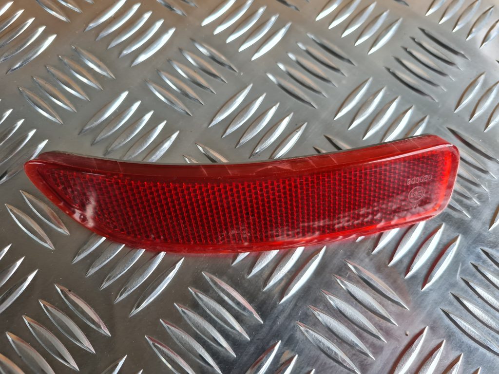 Aizmugurējais atstarotājs priekš DACIA LODGY 2014