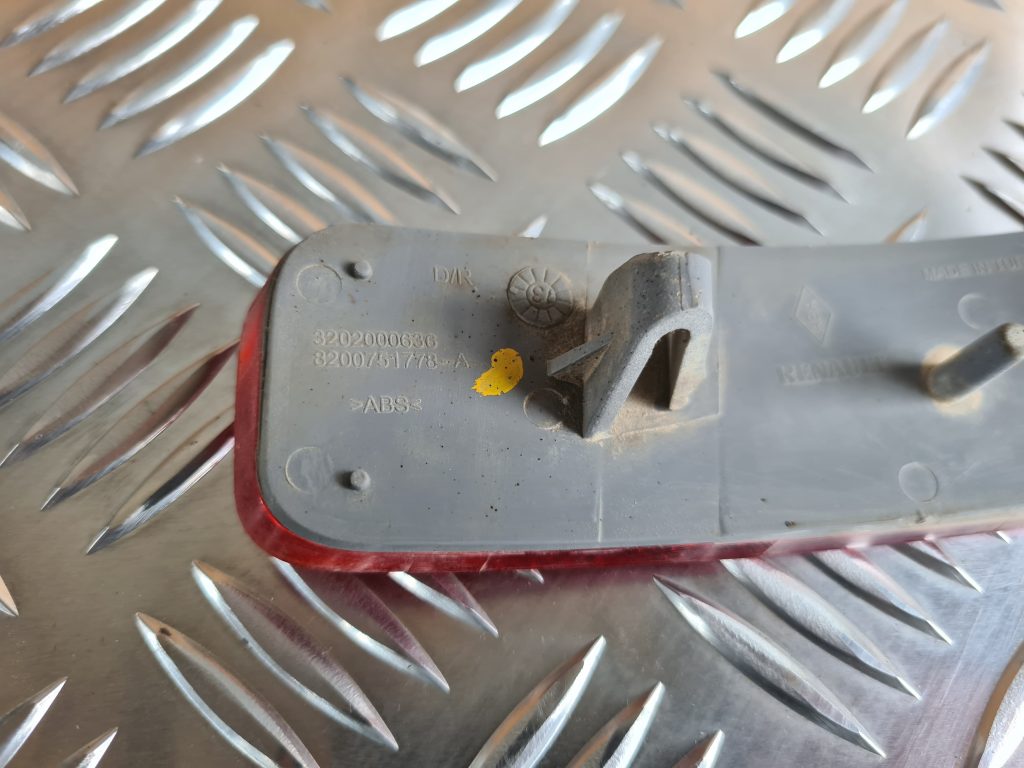 Aizmugurējais atstarotājs priekš DACIA LODGY 2014