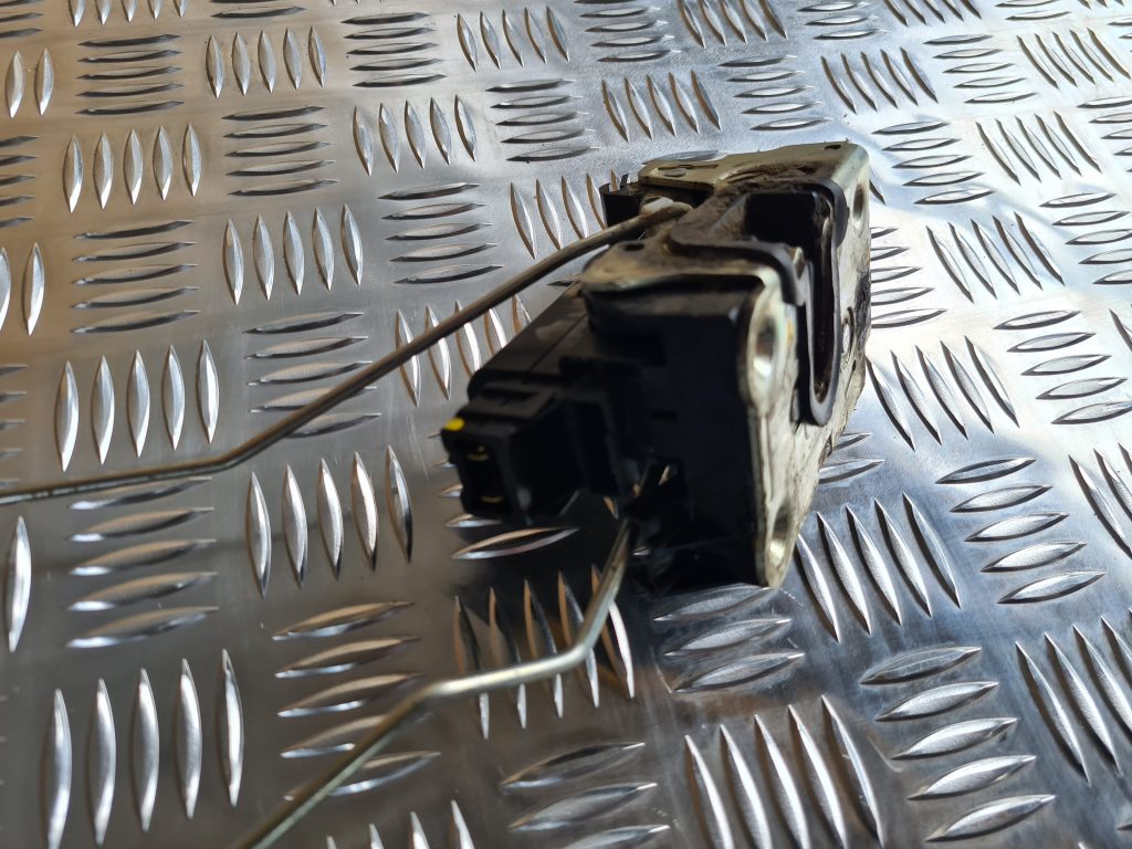 Aizmugurējo labo durvju slēdzene priekš DACIA LODGY 2014