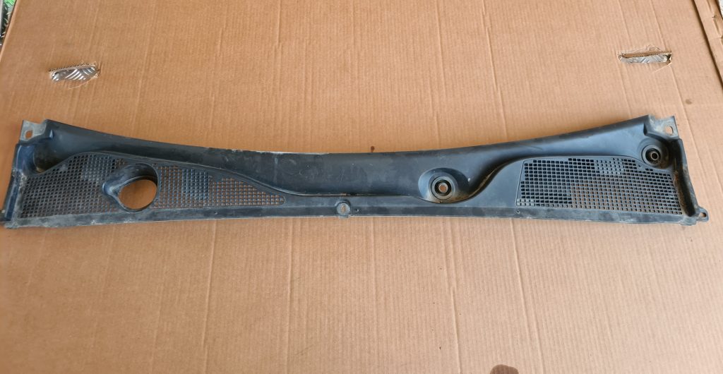 Vējstikla uzlikas (deflektora) režģis priekš DACIA LODGY 2014 1 Vējstikla uzlikas (deflektora) režģis priekš DACIA LODGY 2014