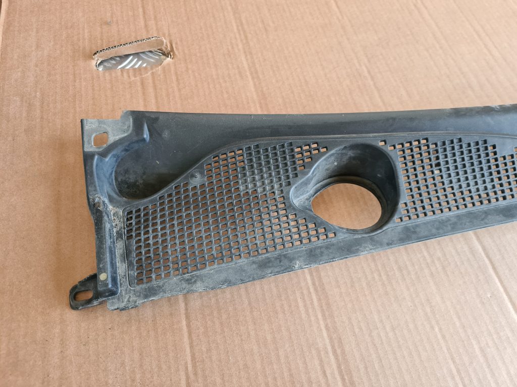 Vējstikla uzlikas (deflektora) režģis priekš DACIA LODGY 2014 6 Vējstikla uzlikas (deflektora) režģis priekš DACIA LODGY 2014