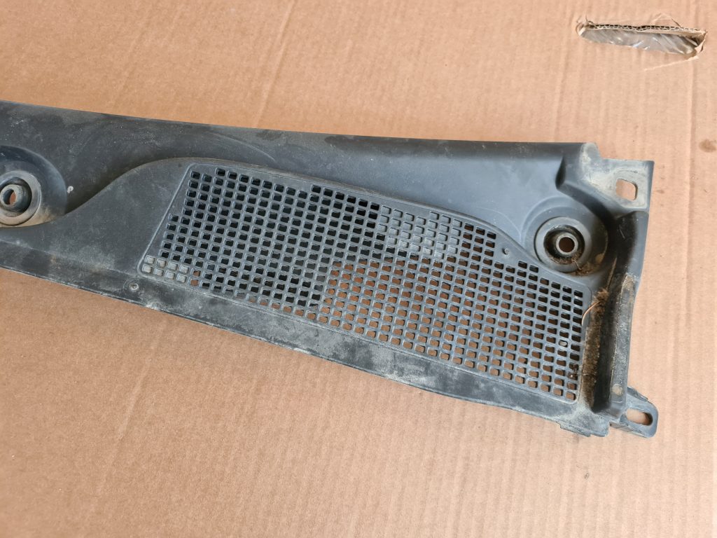 Vējstikla uzlikas (deflektora) režģis priekš DACIA LODGY 2014 4 Vējstikla uzlikas (deflektora) režģis priekš DACIA LODGY 2014