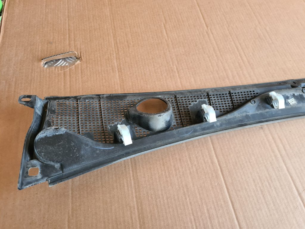 Vējstikla uzlikas (deflektora) režģis priekš DACIA LODGY 2014 3 Vējstikla uzlikas (deflektora) režģis priekš DACIA LODGY 2014