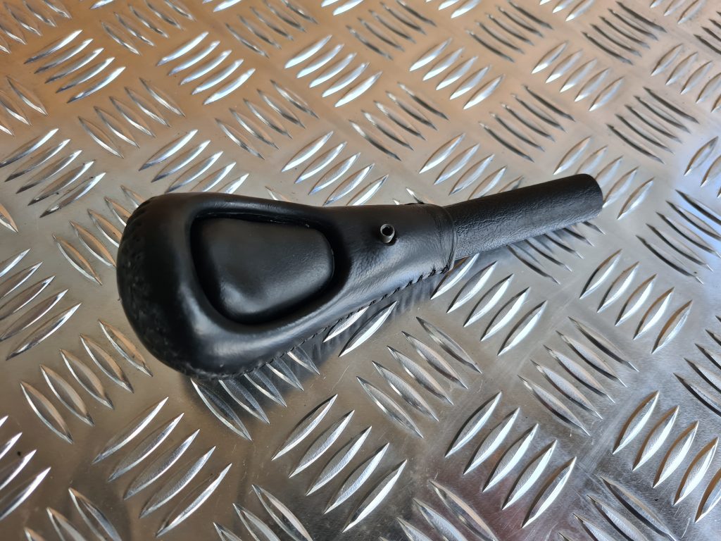 Pārnesumu pārslēgšanas kloķa uzgalis priekš CHRYSLER SEBRING 2006