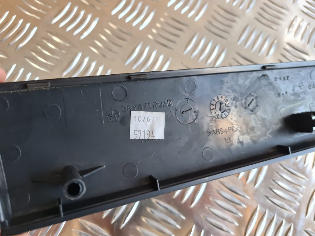 Mērinstrumentu paneļa dekoratīvā uzlika priekš CHRYSLER SEBRING 2006 2 Mērinstrumentu paneļa dekoratīvā uzlika priekš CHRYSLER SEBRING 2006