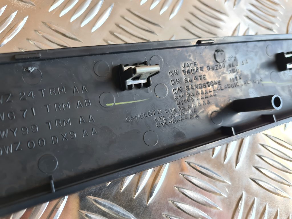 Mērinstrumentu paneļa dekoratīvā uzlika priekš CHRYSLER SEBRING 2006 4 Mērinstrumentu paneļa dekoratīvā uzlika priekš CHRYSLER SEBRING 2006