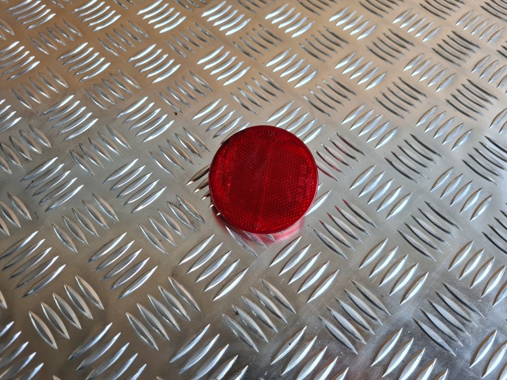 Aizmugurējais atstarotājs priekš NISSAN X-TRAIL 2005 1 Aizmugurējais atstarotājs priekš NISSAN X-TRAIL 2005