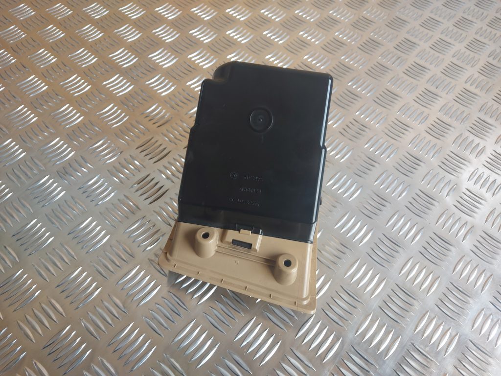 Mantu glabāšanas nodalījums vadītāja pusē priekš BMW 525 E60 2006 OLIVE 3 Mantu glabāšanas nodalījums vadītāja pusē priekš BMW 525 E60 2006 OLIVE