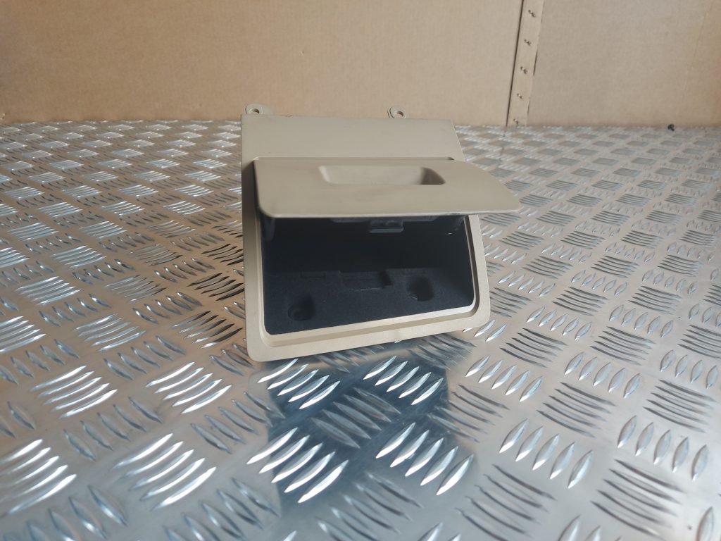 Mantu glabāšanas nodalījums vadītāja pusē priekš BMW 525 E60 2006 OLIVE 1 Mantu glabāšanas nodalījums vadītāja pusē priekš BMW 525 E60 2006 OLIVE