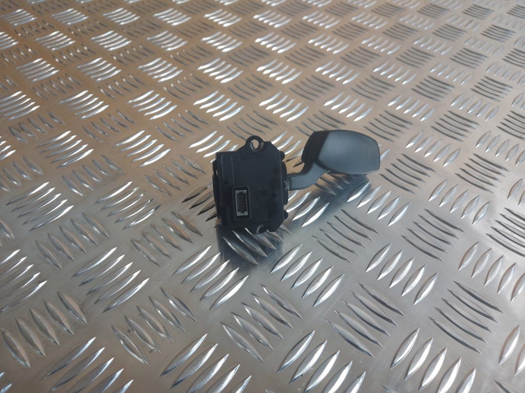 Pagrieziena rādītāju slēdzis priekš BMW 525 E60 2006 OLIVE