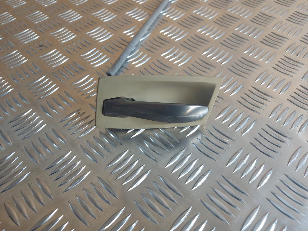 Salona durvju rokturis, priekšējais kreisais priekš BMW 525 E60 2006 OLIVE 1 Salona durvju rokturis, priekšējais kreisais priekš BMW 525 E60 2006 OLIVE