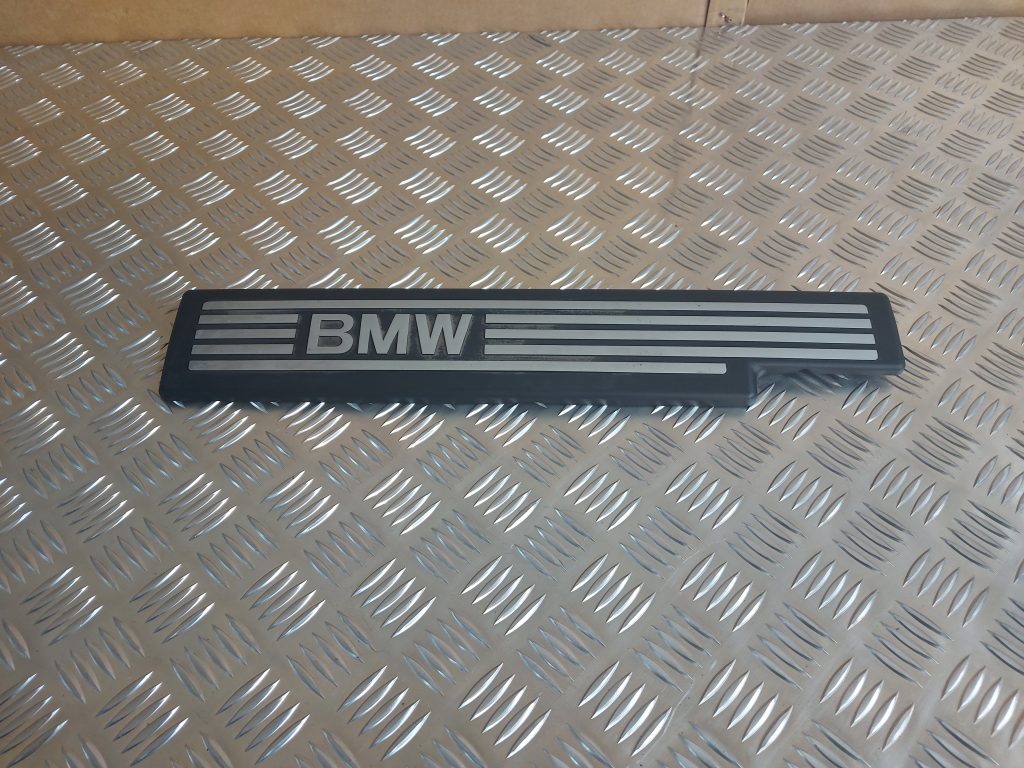 Dzinēja dekoratīva vāka daļa priekš BMW 525 E60 2006 OLIVE 1 Dzinēja dekoratīva vāka daļa priekš BMW 525 E60 2006 OLIVE