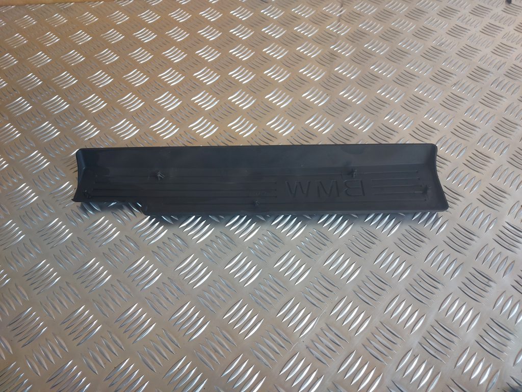 Dzinēja dekoratīva vāka daļa priekš BMW 525 E60 2006 OLIVE 2 Dzinēja dekoratīva vāka daļa priekš BMW 525 E60 2006 OLIVE