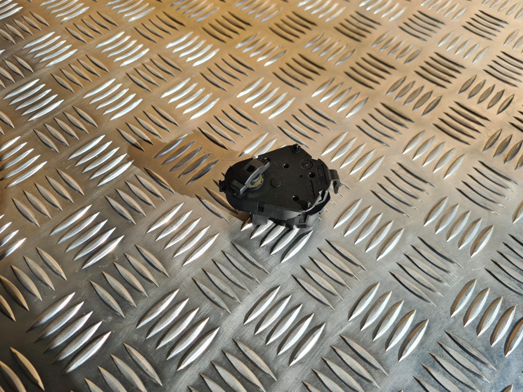 Apsildes sistēmas aktuators priekš BMW 525 E60 2006 OLIVE