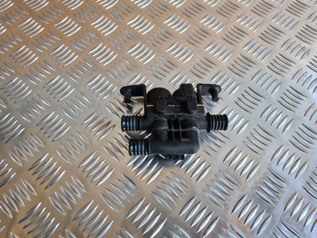 Apsildes radiatora vārsts priekš BMW 525 E60 2006 OLIVE 1 Apsildes radiatora vārsts priekš BMW 525 E60 2006 OLIVE