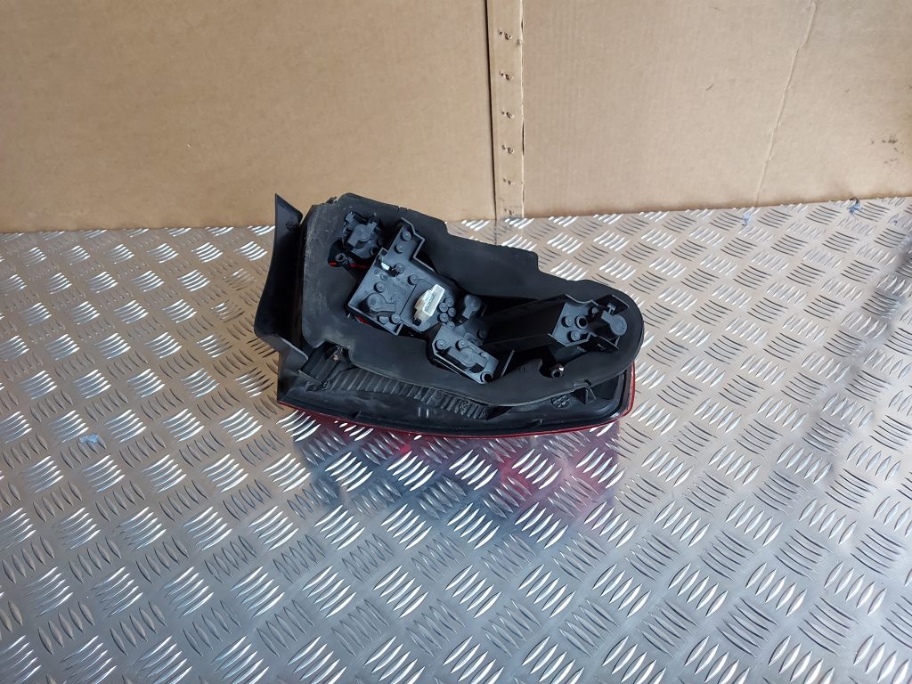 Aizmugurējais labais lukturis priekš PEUGEOT 407 2006 2 Aizmugurējais labais lukturis priekš PEUGEOT 407 2006