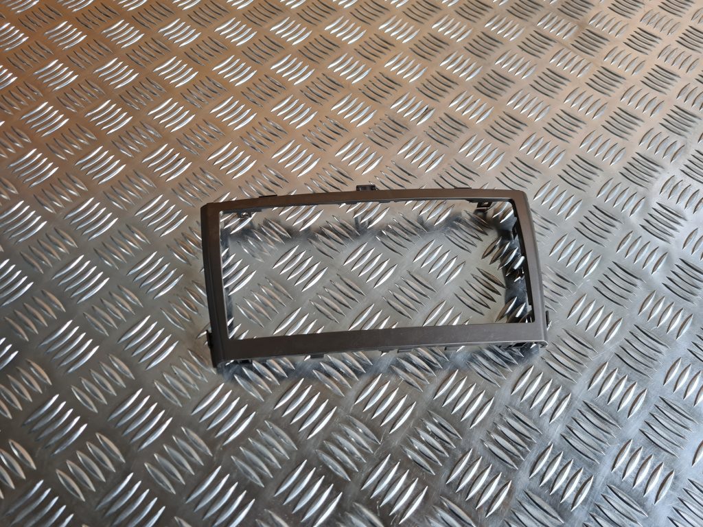 Mērinstrumentu paneļa dekoratīvais rāmis priekš TOYOTA AVENSIS 2012 1 Mērinstrumentu paneļa dekoratīvais rāmis priekš TOYOTA AVENSIS 2012