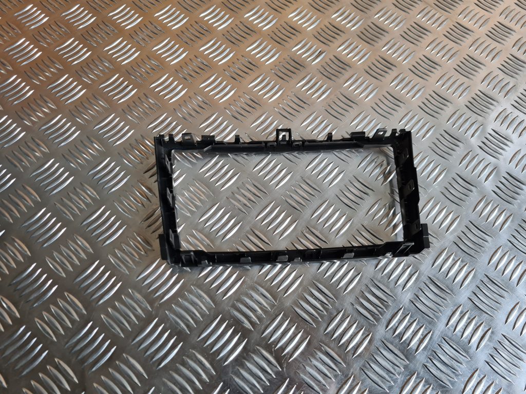 Mērinstrumentu paneļa dekoratīvais rāmis priekš TOYOTA AVENSIS 2012 3 Mērinstrumentu paneļa dekoratīvais rāmis priekš TOYOTA AVENSIS 2012