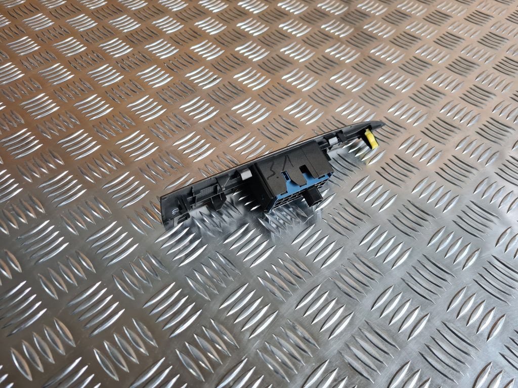 Stikla pacelšanas poga priekš TOYOTA AVENSIS 2012 2 Stikla pacelšanas poga priekš TOYOTA AVENSIS 2012