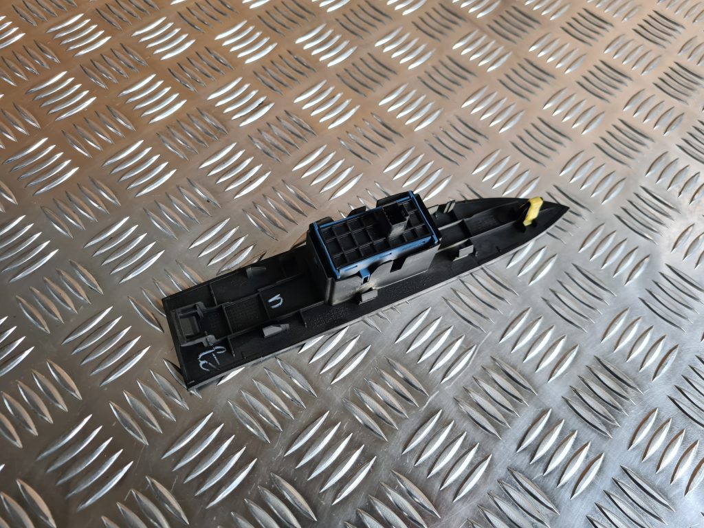 Stikla pacelšanas poga priekš TOYOTA AVENSIS 2012 3 Stikla pacelšanas poga priekš TOYOTA AVENSIS 2012