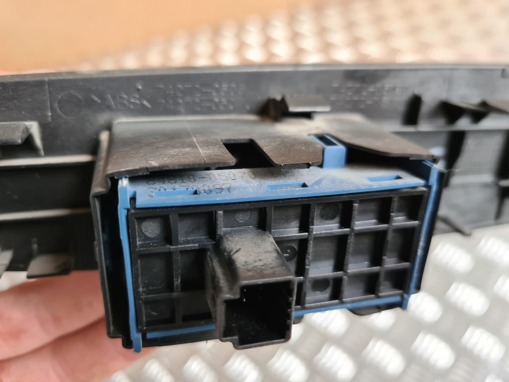 Stikla pacelšanas poga priekš TOYOTA AVENSIS 2012 4 Stikla pacelšanas poga priekš TOYOTA AVENSIS 2012