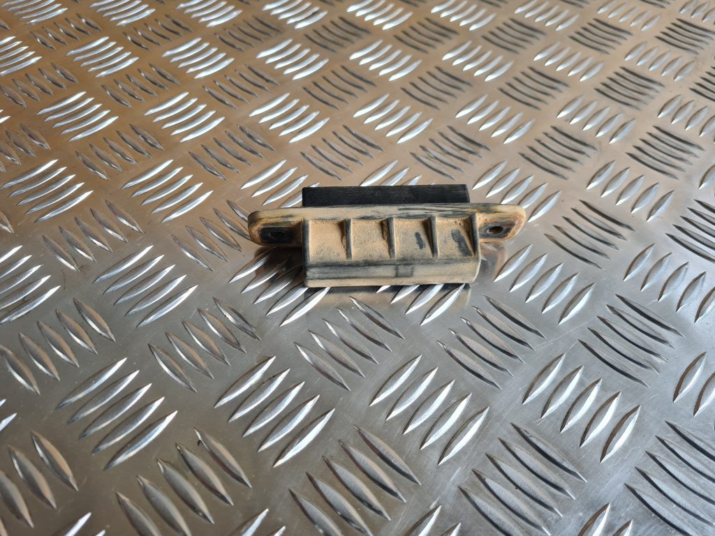 Bagažnieka vāka rokturis priekš TOYOTA AVENSIS 2012 1 Bagažnieka vāka rokturis priekš TOYOTA AVENSIS 2012