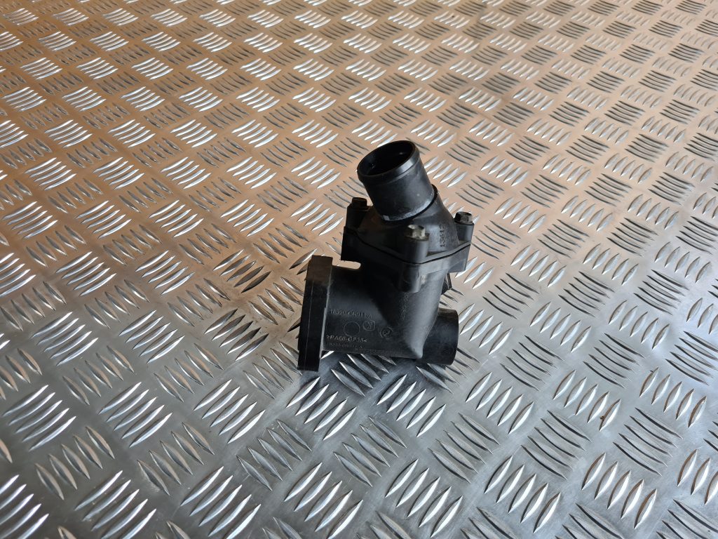 Termostata korpuss priekš TOYOTA AVENSIS 2012