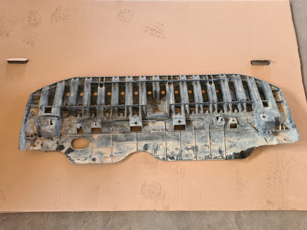 Priekšēja bufera aizsargs priekš TOYOTA AVENSIS 2012 1 Priekšēja bufera aizsargs priekš TOYOTA AVENSIS 2012