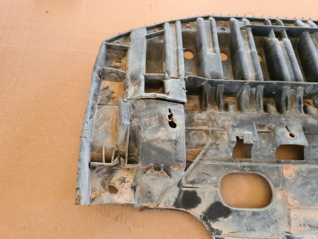 Priekšēja bufera aizsargs priekš TOYOTA AVENSIS 2012 2 Priekšēja bufera aizsargs priekš TOYOTA AVENSIS 2012