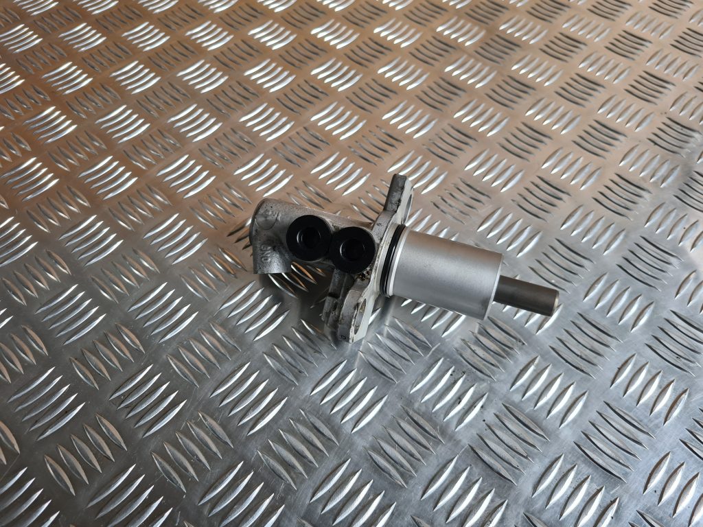 Bremžu pastiprinātāja galvenais cilindrs priekš AUDI A6 AVANT 2007 QUATTRO 1 Bremžu pastiprinātāja galvenais cilindrs priekš AUDI A6 AVANT 2007 QUATTRO