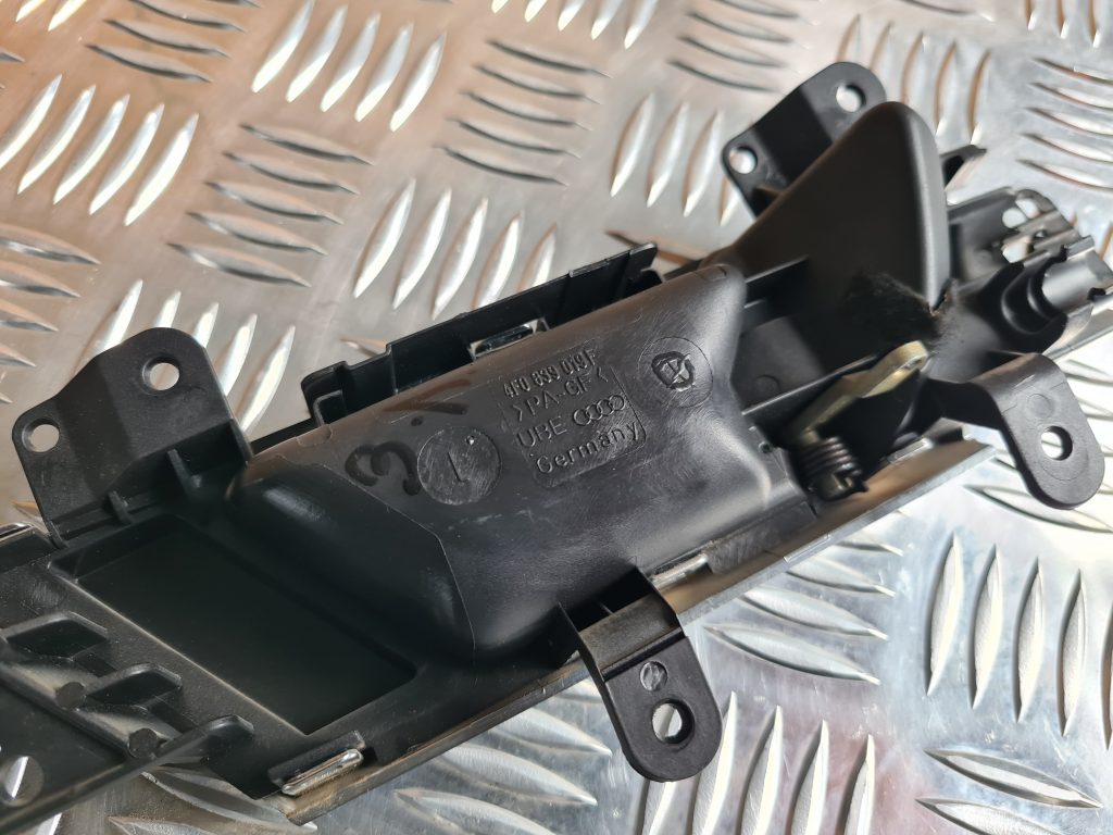 Salona durvju rokturis, aizmugures kreisais priekš AUDI A6 AVANT 2007 QUATTRO