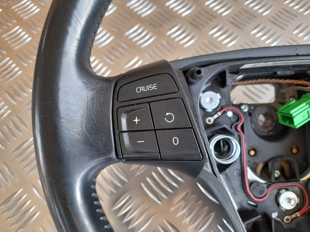 Stūre priekš VOLVO S40 2007 3 Stūre priekš VOLVO S40 2007