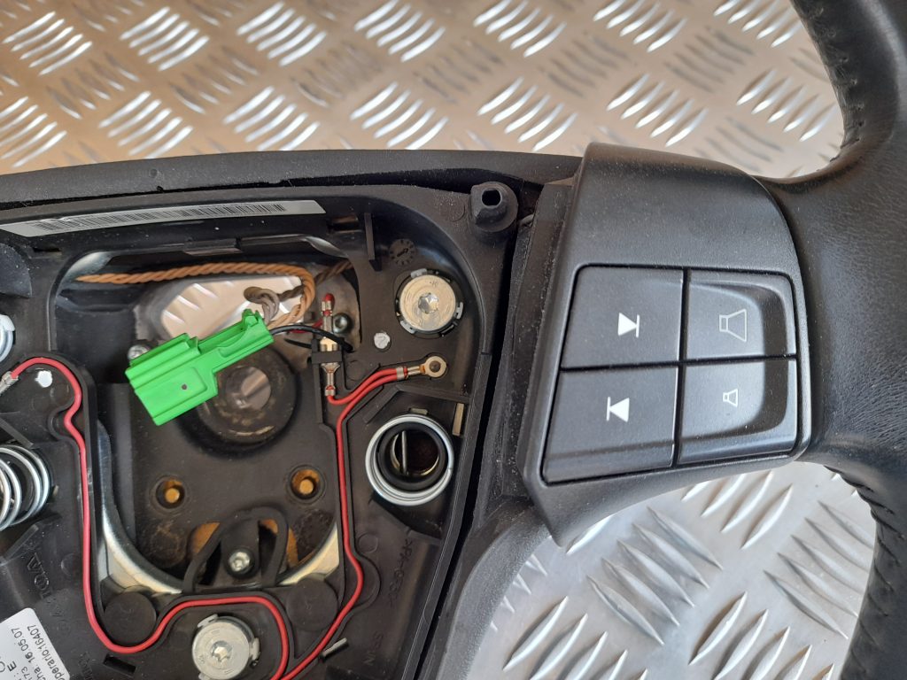 Stūre priekš VOLVO S40 2007 2 Stūre priekš VOLVO S40 2007