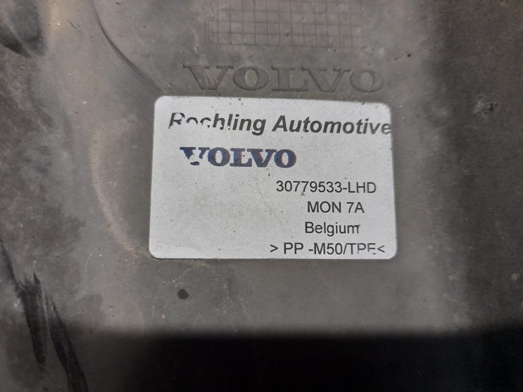 Vējstikla uzlika (deflektors) priekš VOLVO S40 2007 2 Vējstikla uzlika (deflektors) priekš VOLVO S40 2007