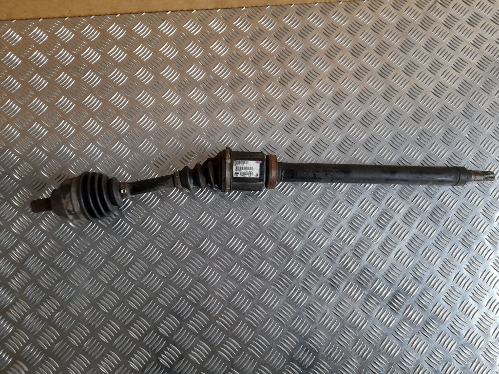 Pusass priekšēja labā priekš VOLVO S40 2007 1 Pusass priekšēja labā priekš VOLVO S40 2007