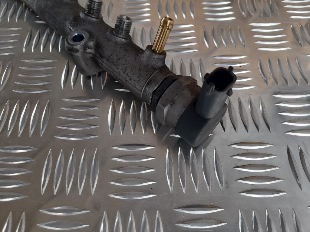 Degvielas sadales caurule priekš VOLVO S40 2007 4 Degvielas sadales caurule priekš VOLVO S40 2007