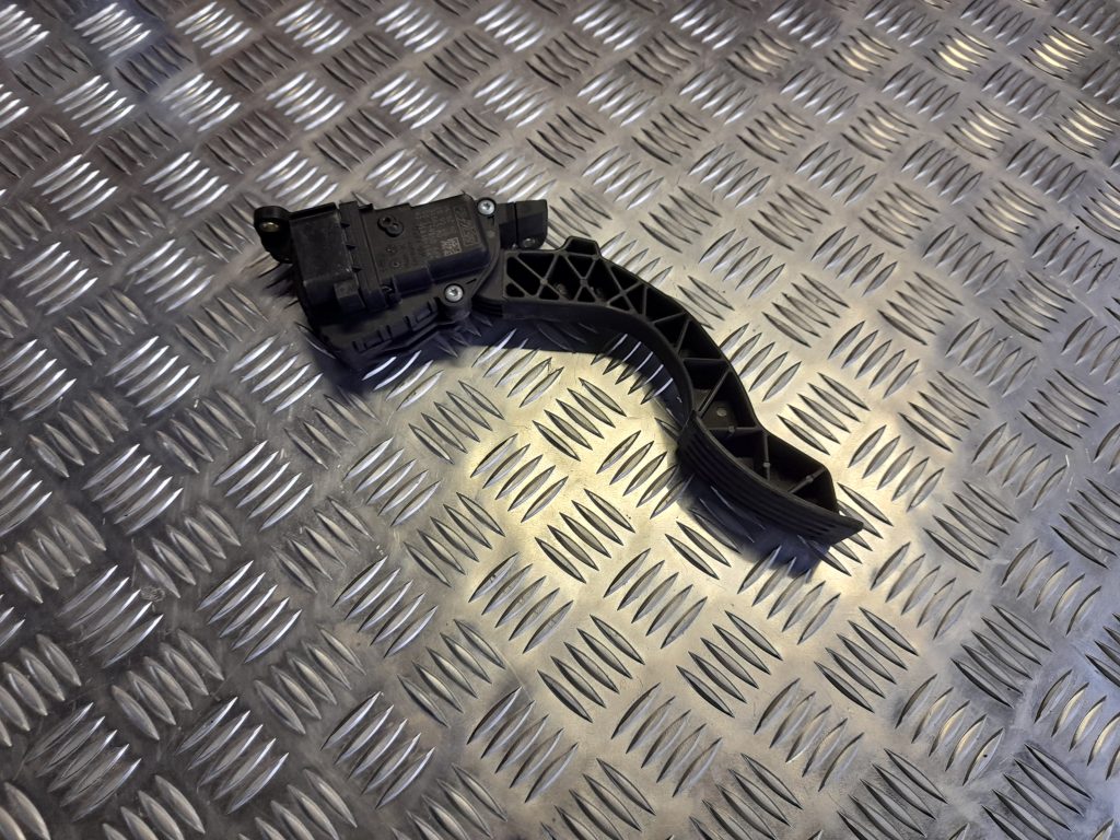 Gāzes pedālis priekš VOLVO S40 2007 1 Gāzes pedālis priekš VOLVO S40 2007