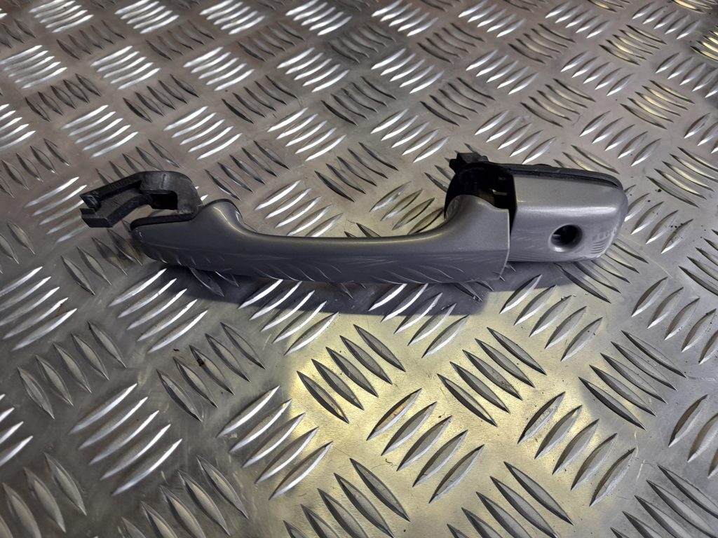 Priekšējāis kreisais durvju rokturis priekš VOLVO S40 2007