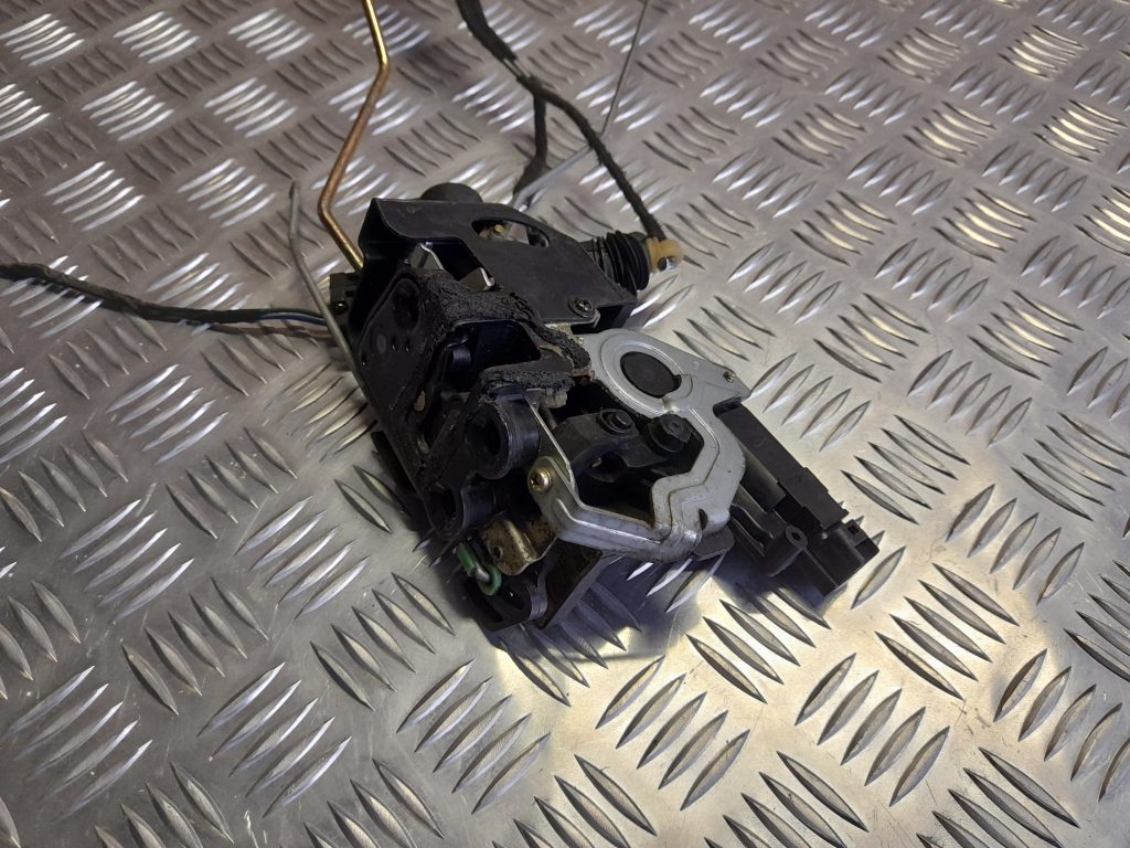 Priekšējo labo durvju slēdzene priekš KIA PICANTO 2006 2 Priekšējo labo durvju slēdzene priekš KIA PICANTO 2006