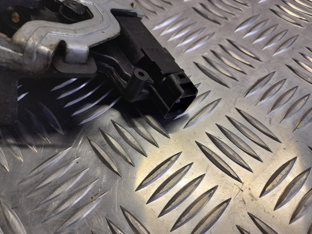 Priekšējo labo durvju slēdzene priekš KIA PICANTO 2006 3 Priekšējo labo durvju slēdzene priekš KIA PICANTO 2006