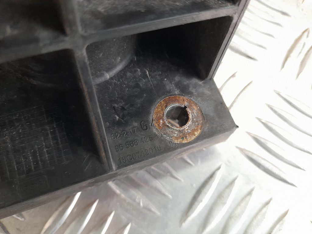 Priekšēja bufera kreisāis kronšteins priekš CITROEN PICASSO 2007 2 Priekšēja bufera kreisāis kronšteins priekš CITROEN PICASSO 2007