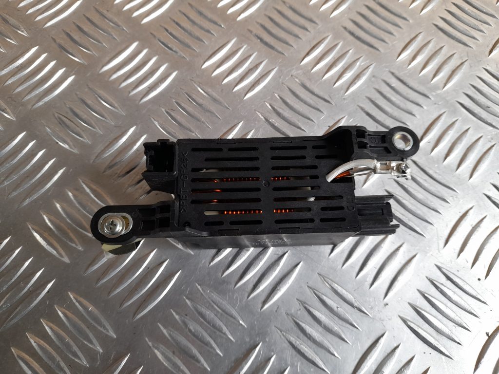 Antenas vadības bloks priekš MAZDA 6 2008 2 Antenas vadības bloks priekš MAZDA 6 2008