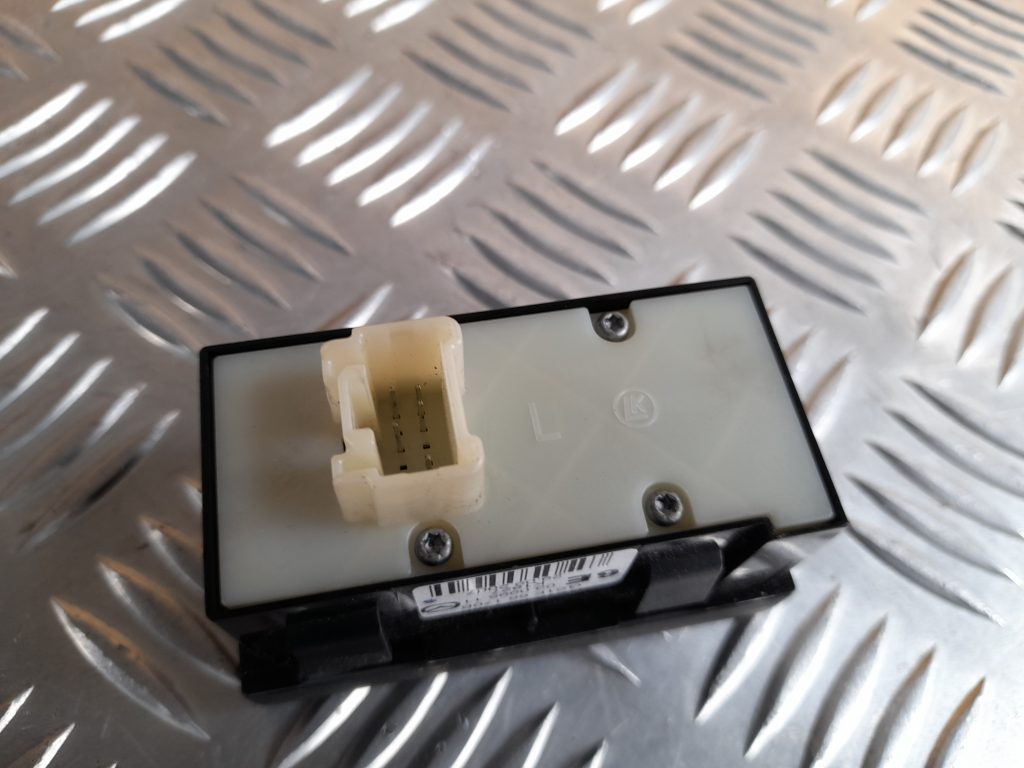 Mērinstrumentu paneļa pārslēgšanas pogas priekš MAZDA 6 2008 3 Mērinstrumentu paneļa pārslēgšanas pogas priekš MAZDA 6 2008